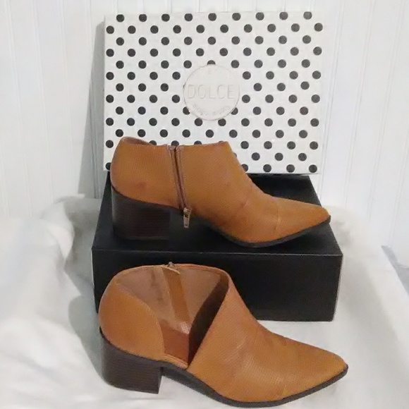 Dolce Mojo Moxy Shoes - SALE NWT Dolce Mojo Moxy Shoes. Size 9